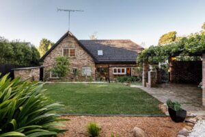 Cotswold Cottage exterior and lawn, Leura